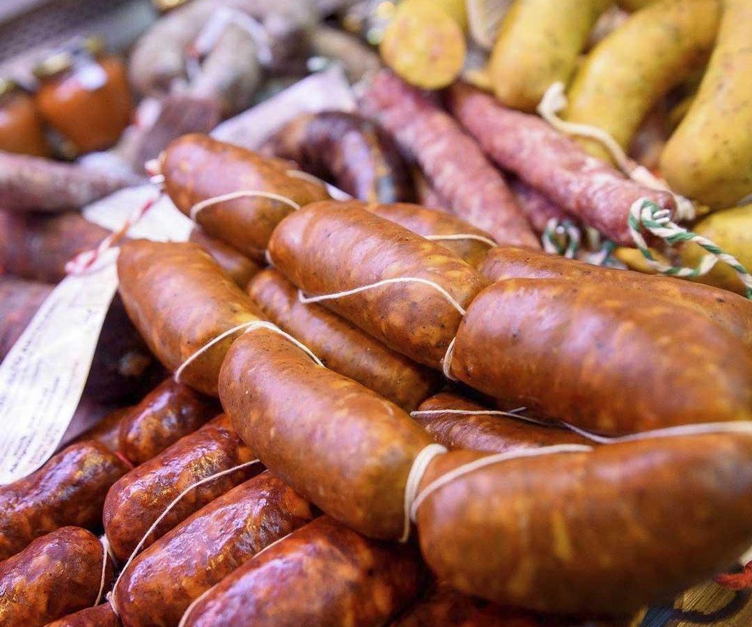 Chorizos, salchichones y otros embutidos de Los Remedios, de Serón, en un expositor