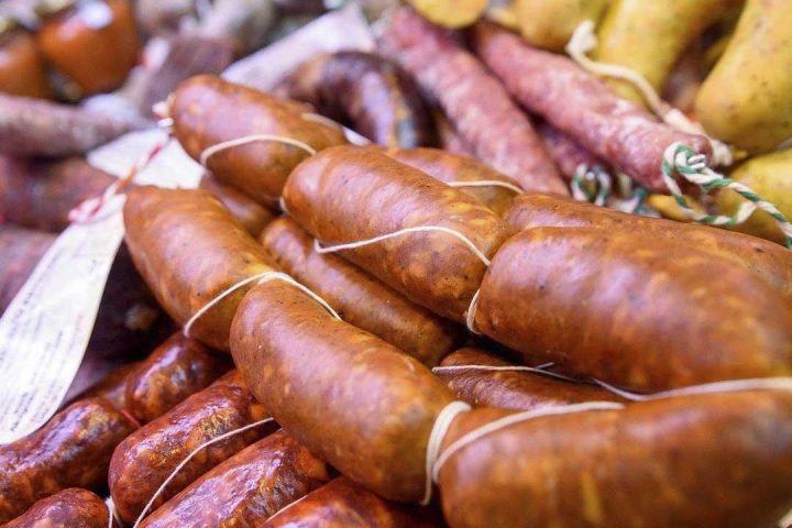 Chorizos, salchichones y otros embutidos de Los Remedios, de Serón, en un expositor